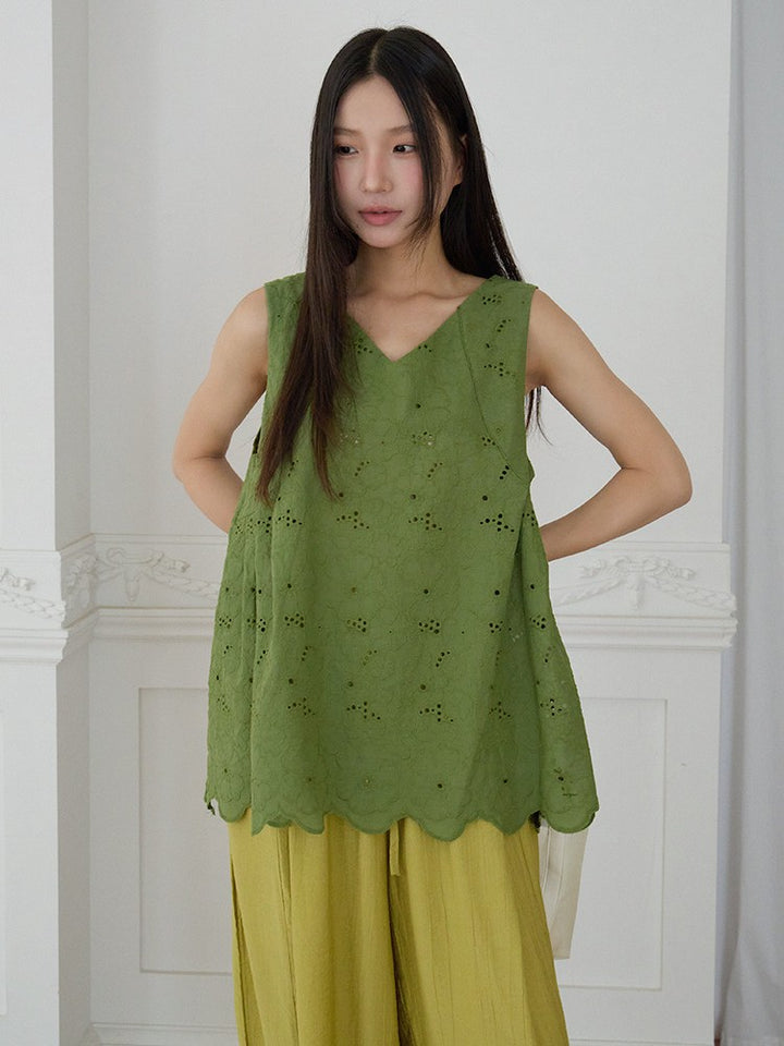 刺繍スカラップノースリーブトップス