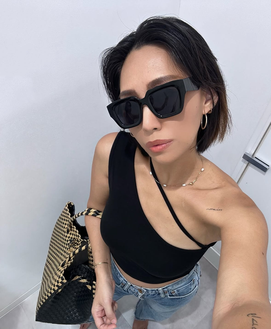 カップインワンショルダークロップドトップ