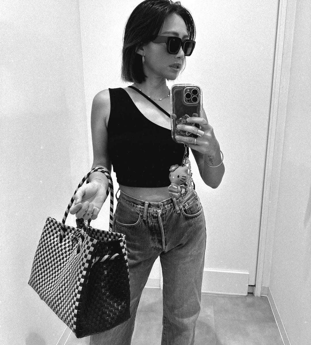 カップインワンショルダークロップドトップ