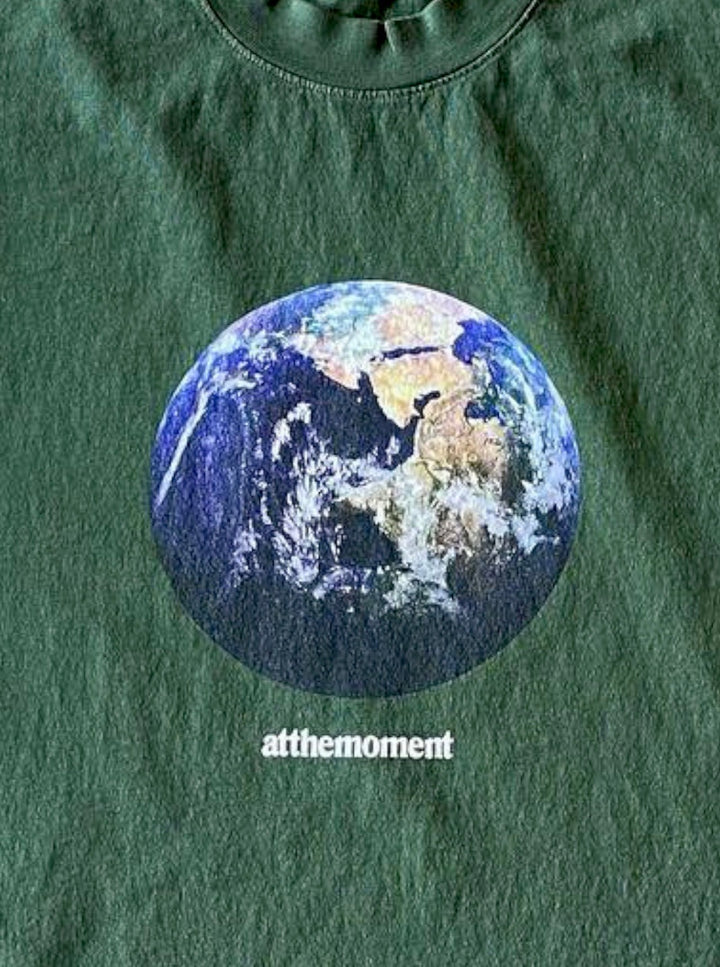 At the moment EarthプリントTシャツ