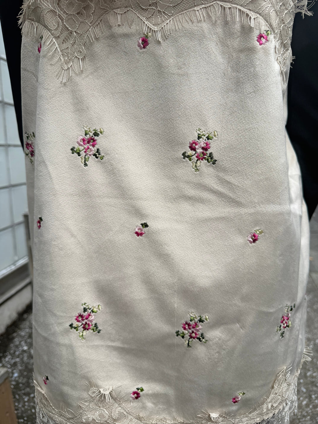【 Select 】ベロアフラワー刺繍レーストリムキャミソール