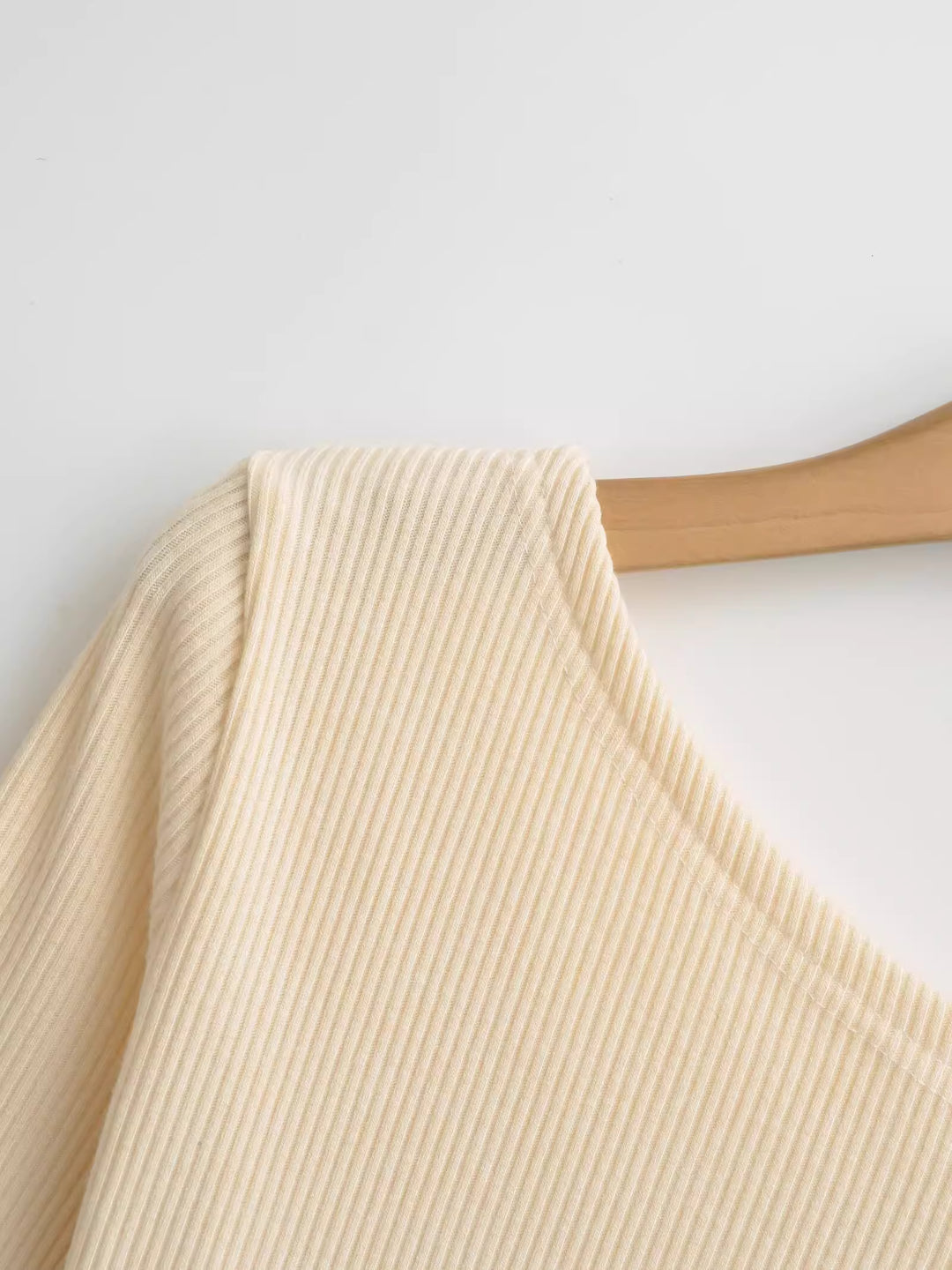 アシンメトリーネックリブトップス