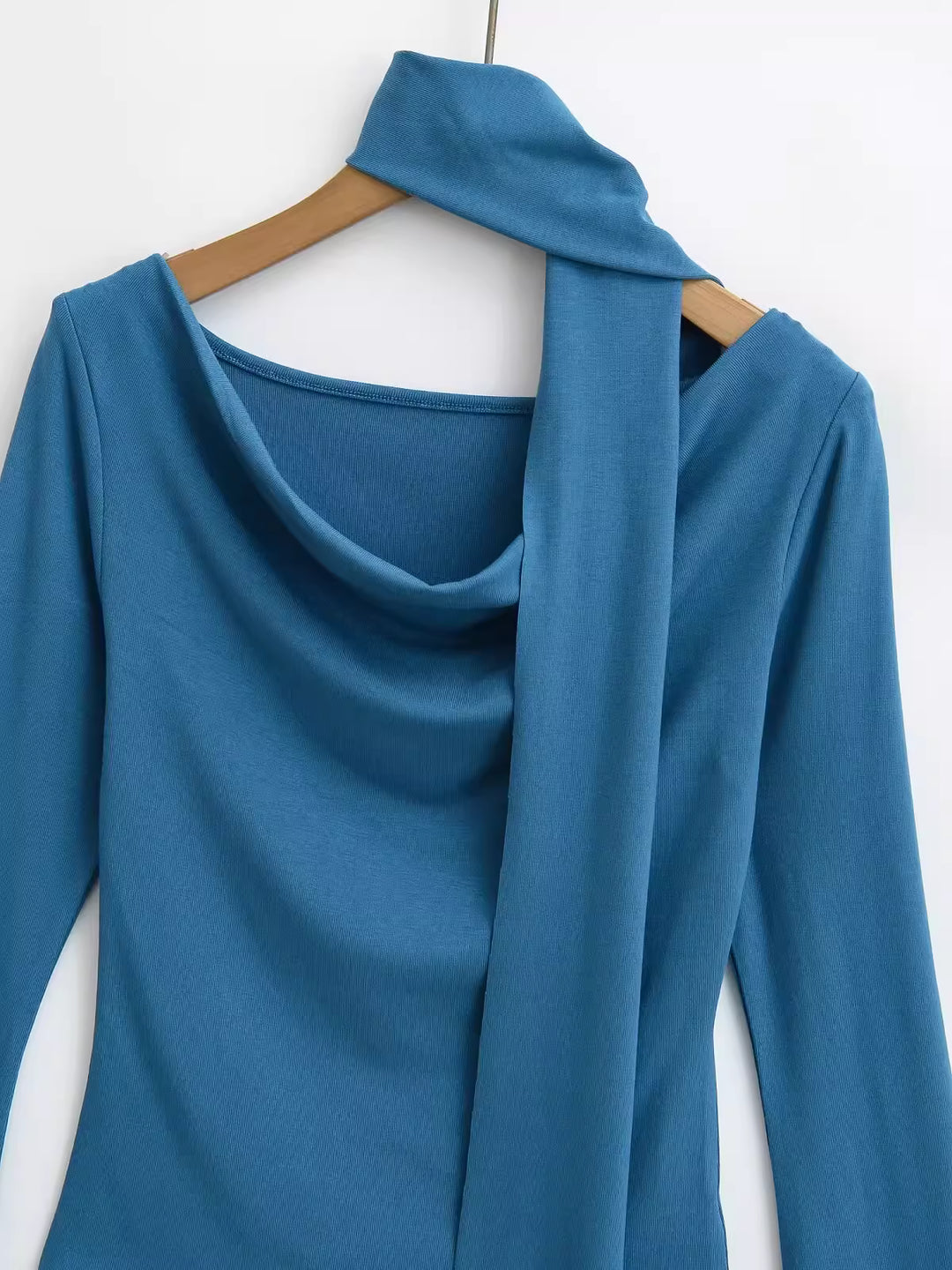 タイ付きドレープネックトップス