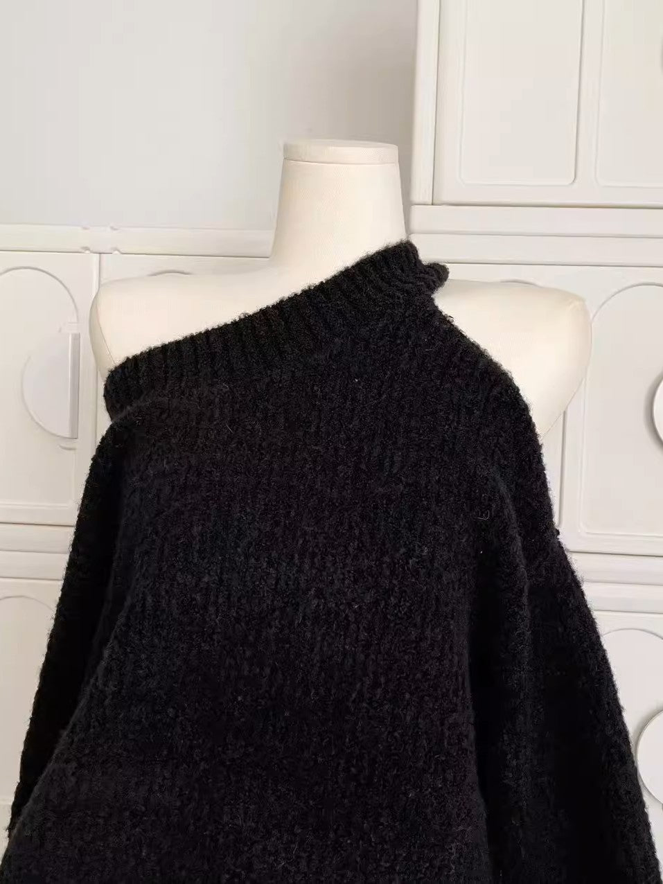 アシンメトリーオフショルダーロングセーター