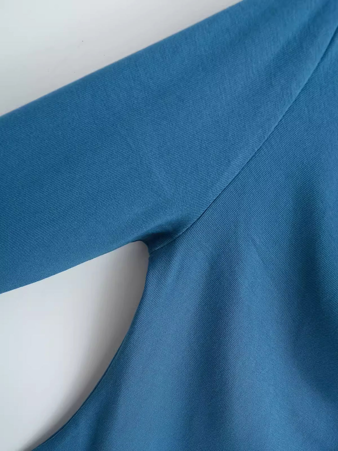 タイ付きドレープネックトップス