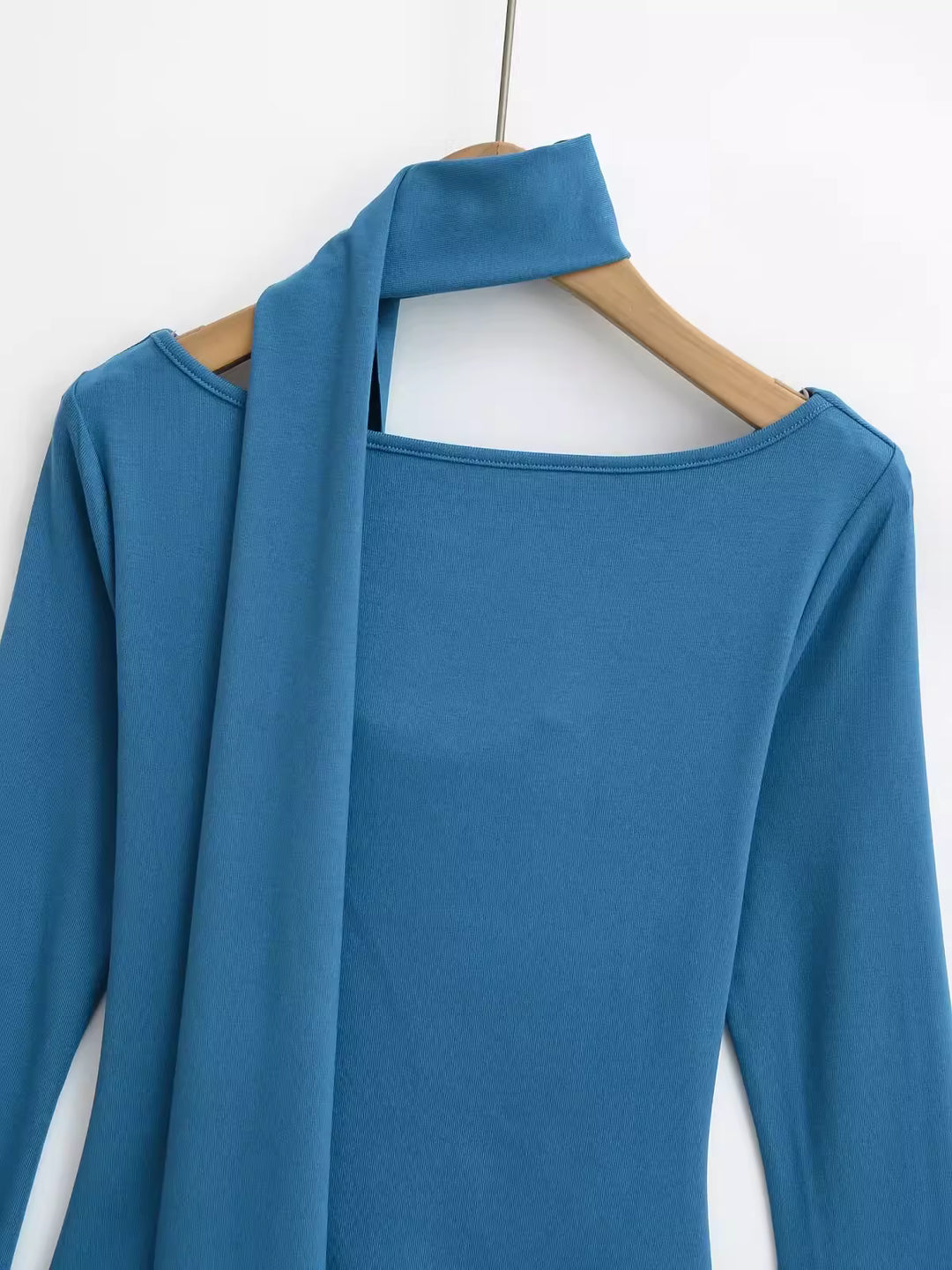 タイ付きドレープネックトップス